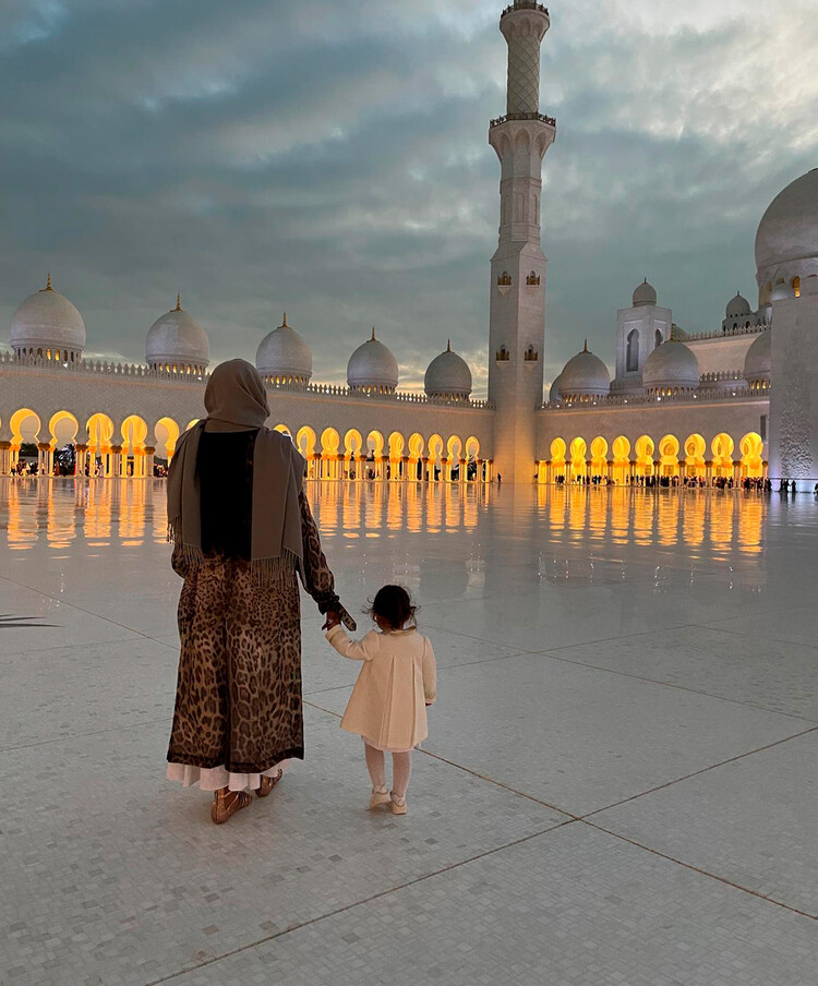 Наоми Кэмпбелл с дочерью во время посещения мечети в Абу-Даби