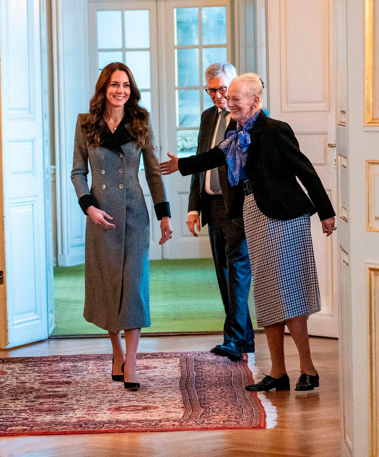 Кэтрин, герцогиню Кембриджскую встречает королева Маргрете II во время аудиенции во дворце Кристиана IX 23 февраля 2022 года в Копенгагене, Дания