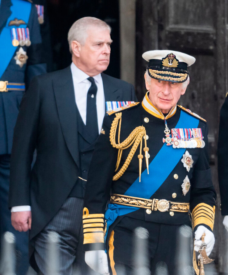 Принц Эндрю, герцог Йоркский и король Карл III выходят из сабора в Вестминстерском аббатстве во время государственных похорон королевы Елизаветы II 19 сентября 2022 года в Лондоне, Англия