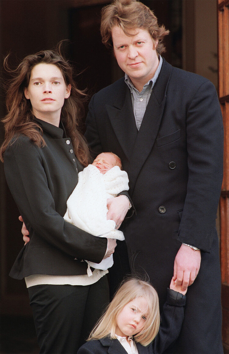 Леди Китти Спенсер и Эрл Спенсер с дочкой Китти покидают Больницу Мэри, с новорожденным сыном Луи Фредериком, Паддигнтон, Лондон 21 марта 1994 года 