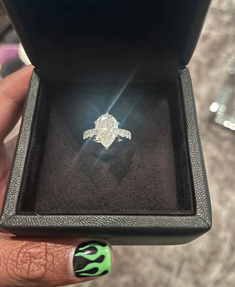 Шер похвасталась кольцом с бриллиантом от бойфренда Александра Эдвардса