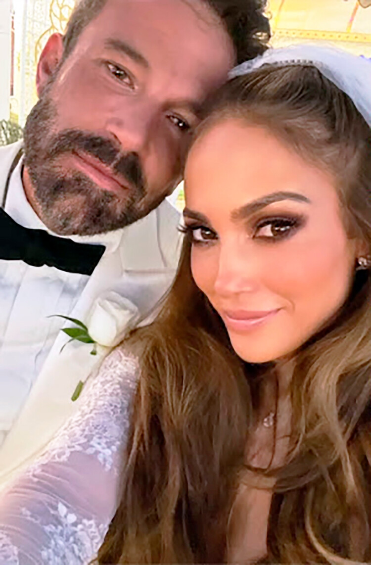 Бен Аффлек и Дженнифер Лопес после церемонии бракосочетания в Лас-Вегасе, 16 июня 2022 года