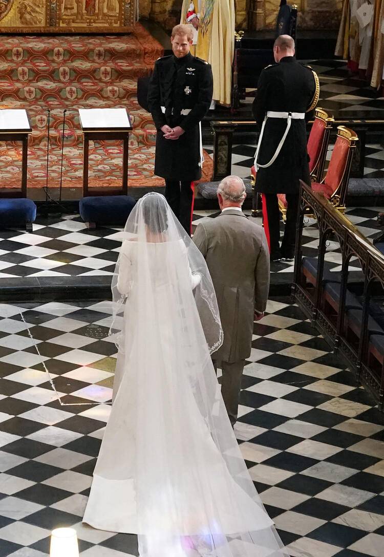 Меган Маркл в сопровождении принца Чарльза идет по проходу к своему будущему мужу британскому принцу Гарри, герцогу Сассекскому, в часовне Святого Георгия, Виндзорский замок, в Виндзоре, 19 мая 2018