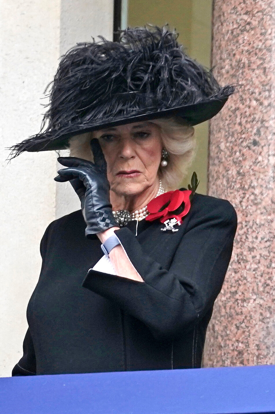 Камилла, герцогиня Корнуолльская во время Национального дня памяти павших в Кенотафе, Уайтхолл 14 ноября 2021 года в Лондоне, Англия