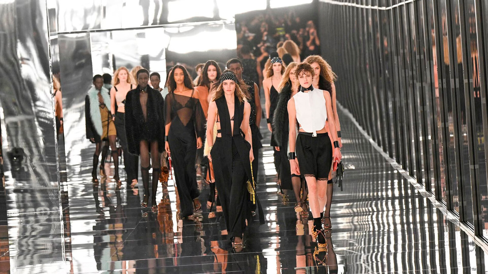 Fendi весна-лето 2027: Мария Грация Кьюри превратила показ в игру с отражениями