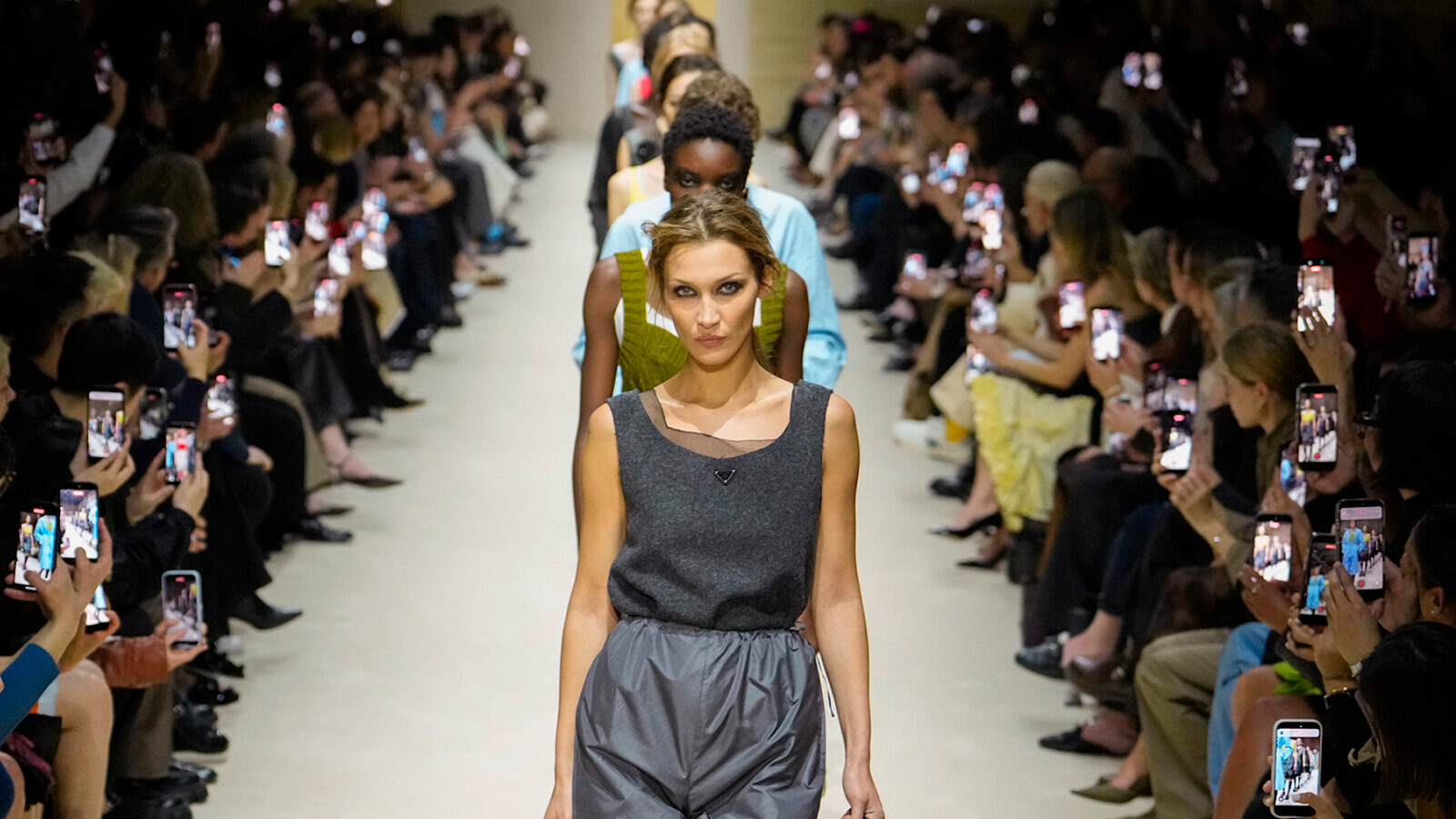 Prada осень–зима 2026: гардероб как искусство выбора