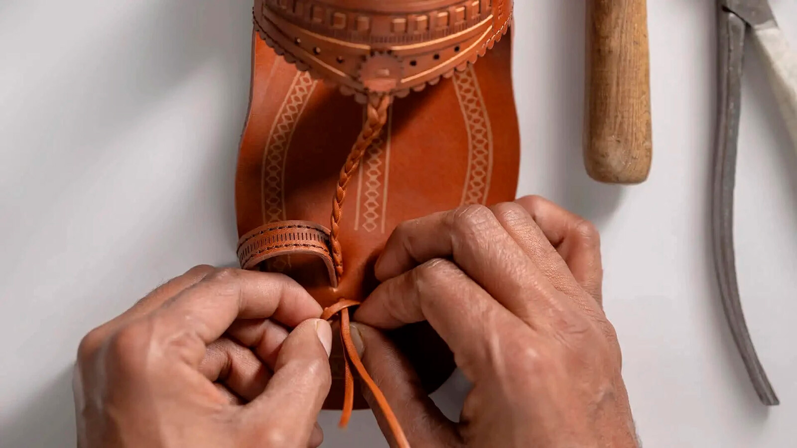 Prada переосмысляет традиции: коллаборация с мастерами индийских ремёсел