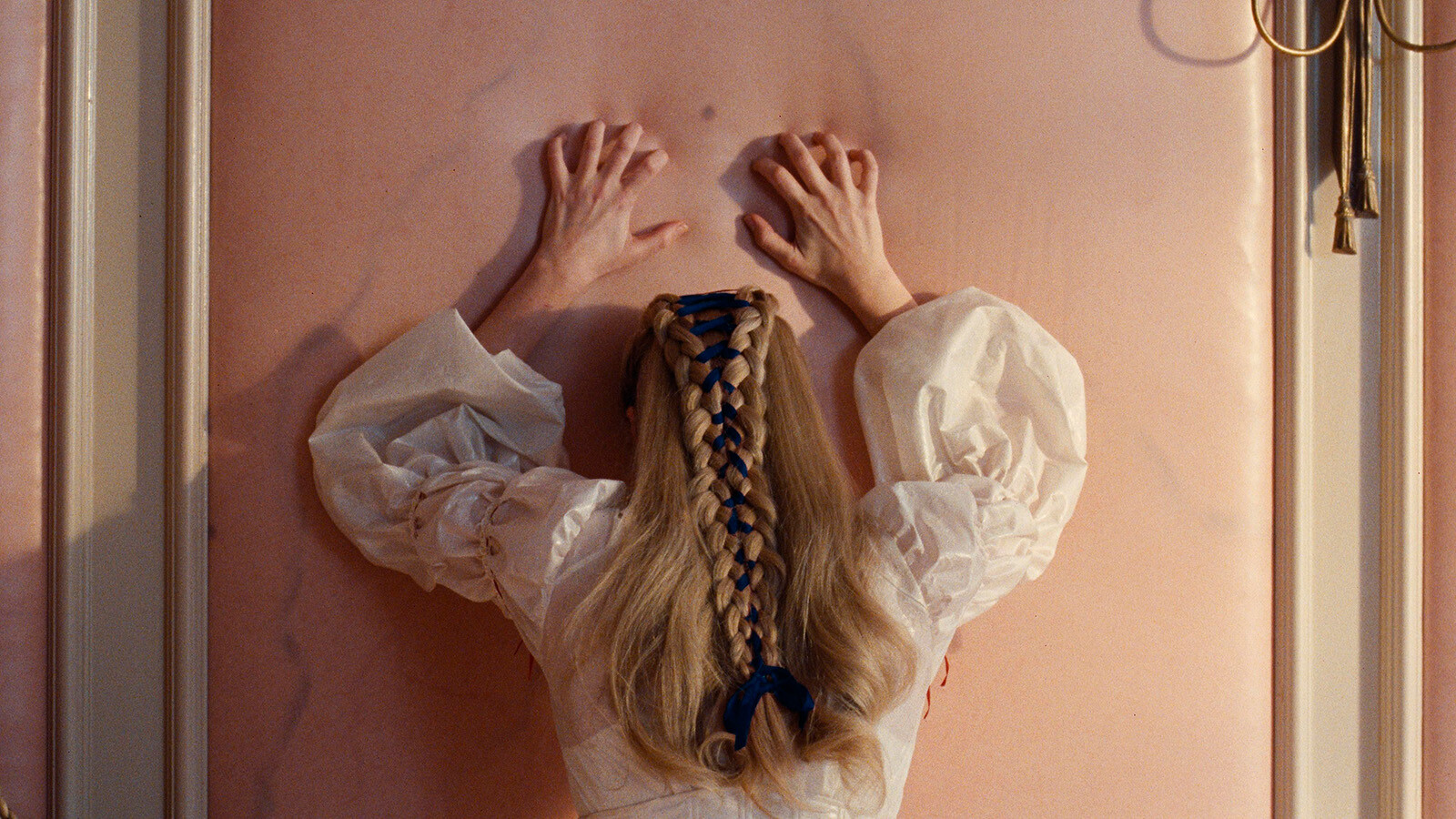 Кадр из фильма «Грозовой перевал», 2026