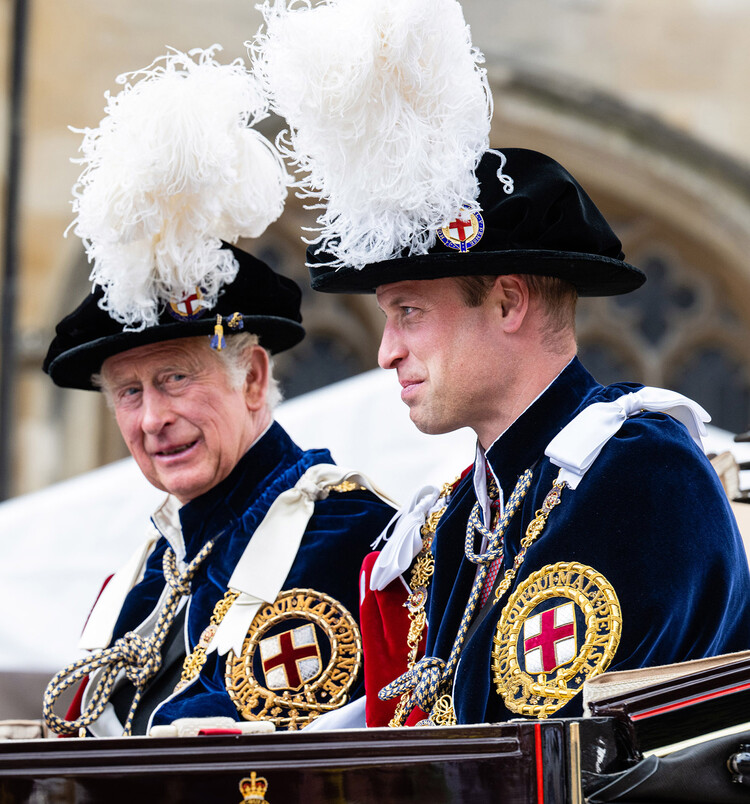 Принц Чарльз с принцем Уильямом посещают службу Ордена Подвязки в часовне Святого Георгия 13 июня 2022 года в Виндзоре, Англия