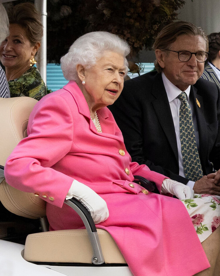 Королева Елизавета II с президентом Королевского садоводческого общества, Кейт Видом на цветочной выставке в Челси 2022 в Лондоне, 23 мая 2022, Англия