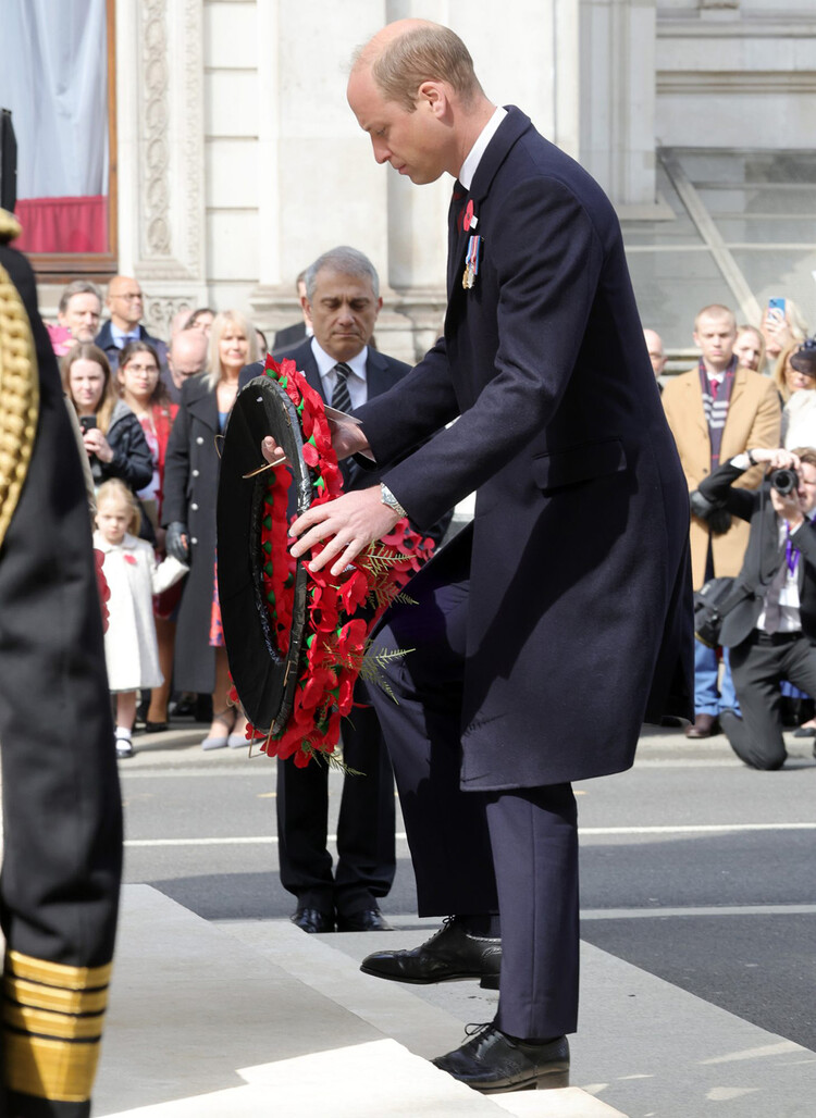 Принц Уильям, герцог Кембриджский, принимает участие в церемонии возложения венка в рамках торжественной службы АНЗАК в Кенотафе 25 апреля 2022 года в Лондоне, Англия