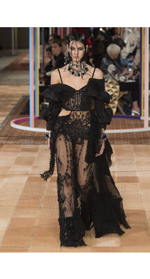 Alexander McQueen SPRING/SUMMER 2018 READY-TO-WEAR Alexander McQueen весна-лето 2018