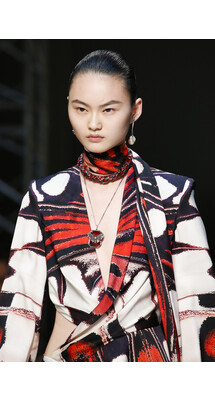 Details Alexander McQueen Fall 2018 Ready-to-Wear , Александр Маккуин осень зима 2018 , Fashion show , неделя моды в Париже , FW , PFW , Mainstyles