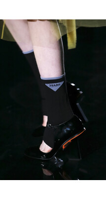 Details_Prada_Fall_2018_Mainstyles_14