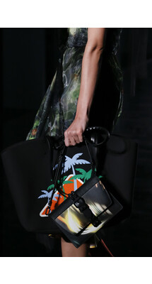 Details_Prada_Fall_2018_Mainstyles_65