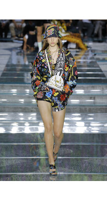 Versace Spring 2019 Menswear /Версаче Весна Лето 2019 Мужская Неделя Моды в Милане