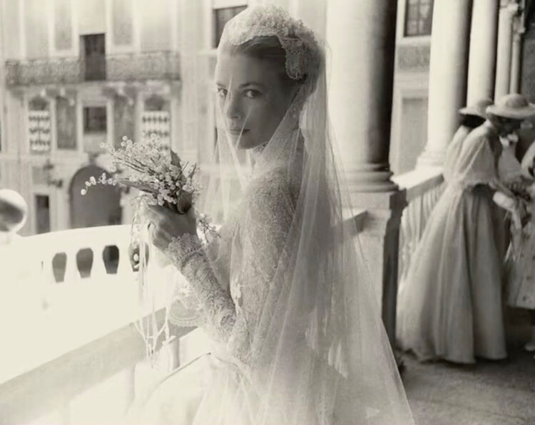 Грейс Келли во дворце Монако после церемонии бракосочетания с принцем Монако, Ренье III в соборе Святого Николая, 18 апреля 1956 года