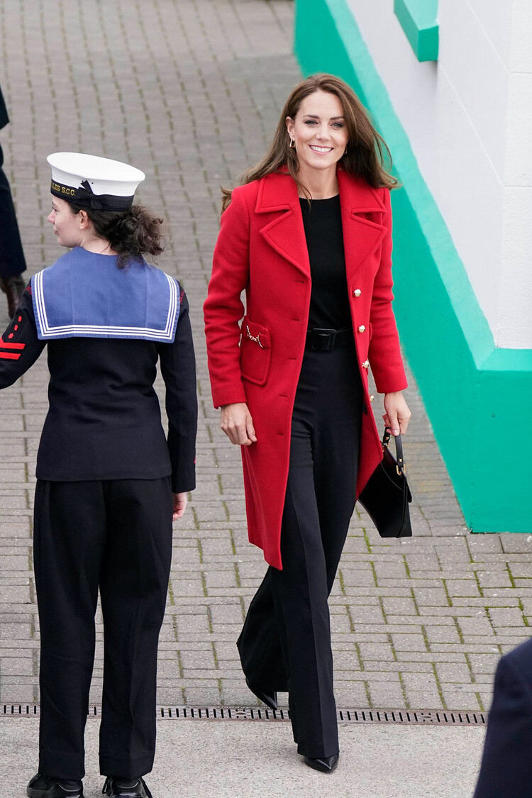 Кэтрин, принцесса Уэльская во время посещения спасательной станции Холихеда RNLI (Королевского национального института спасательных шлюпок) 27 сентября 2022 года в Холихеде, Уэльс
