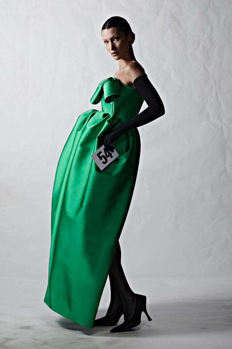 Белла Хадид Balenciaga Couture осень-зима 2022/23
