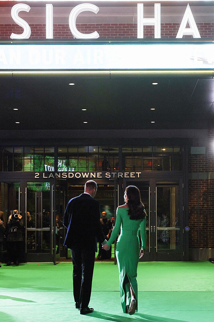 Принц Уильям, принц Уэльский и Кэтрин, принцесса Уэльская&nbsp; заходят в здание проведения церемонии вручения экологической премии Earthshot Prize 2022 в MGM Music Hall в Фенуэе 2 декабря 2022 года в Бостоне, штат Массачусетс