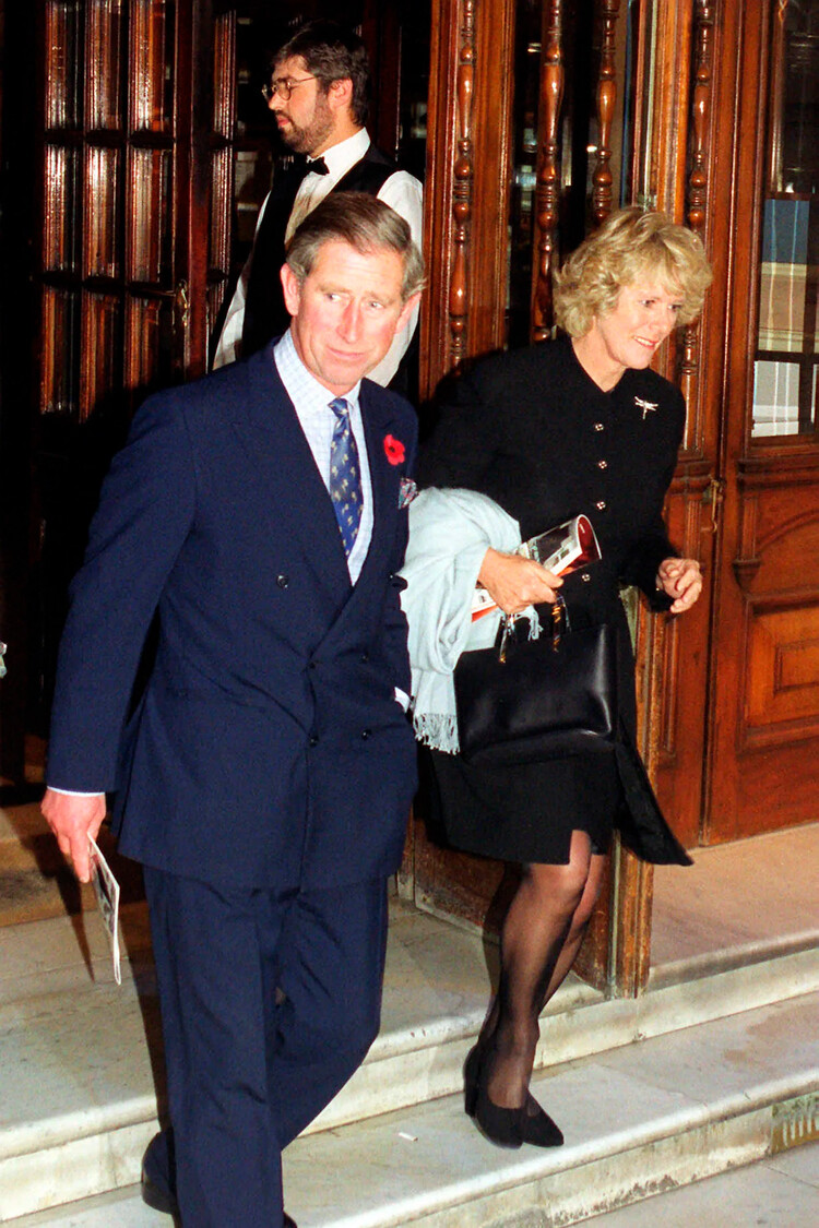 Принц Чарльз и Камилла Паркер-Боулз покидают отель Ritz в Лондоне после вечеринки по случаю 50-летия сестры Аннабель, 28 января 1999г.