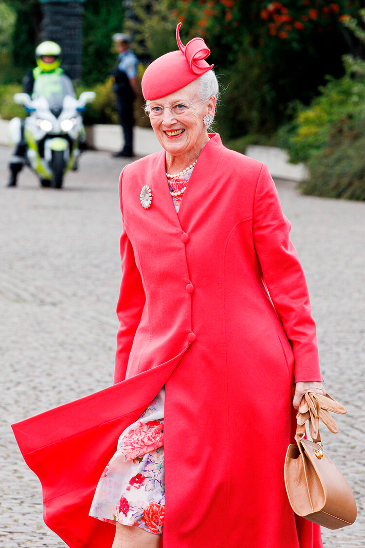 Королева Дании Маргрете II прибывает на королевскую яхту Даннеброг на обед во время празднования своего 50-летия восшествия на престол 10 сентября 2022 года в Копенгагене, Дания