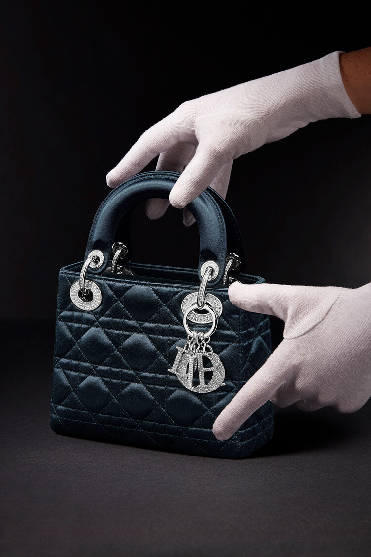 Dior переиздал культовую сумку Lady Dior