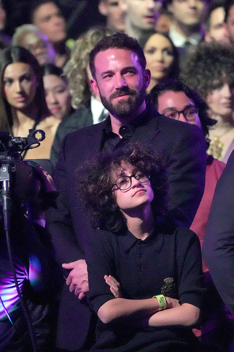 Бен Аффлек с Эммой, дочерью Дженнифер Лопес во время церемонии вручения наград iHeartRadio Music Awards 2022 в Лос-Анджелесе, Калифорния, 22 марта 2022