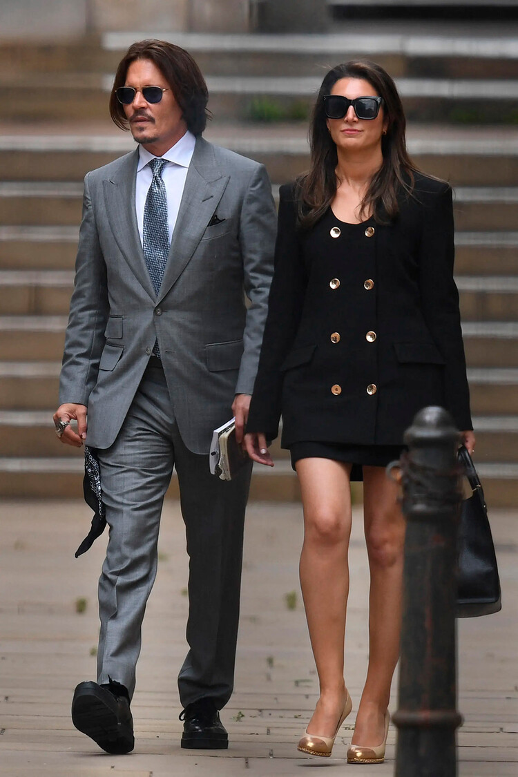 Джонни Депп со своим адвокатом Джоэлль Рич во время лондонского разбирательства c изданием The Sun, 2020 г.