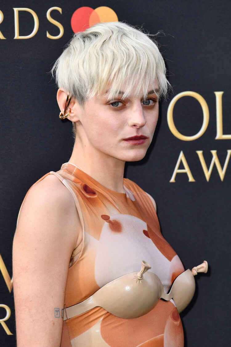 Эмма Коррин в самом дерзком платье Loewe на церемонии Olivier Awards