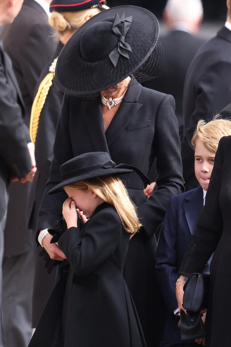 Кейт Миддлтон утешает принцессу Шарлотту&nbsp;на похоронах&nbsp;королевы Елизаветы II в Лондоне 19 сентября 2022 года