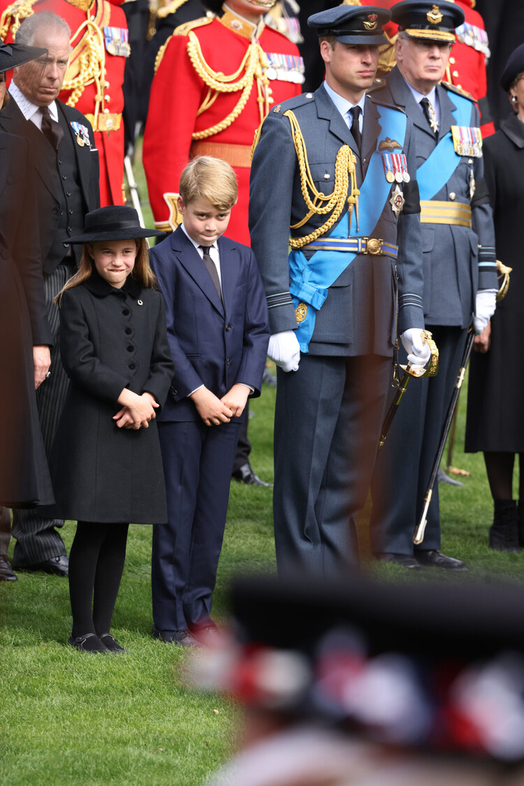 Принц Уильям с принцем Джорджем и принцессой Шарлоттой на похоронах королевы Елизаветы II, 19 сентября 2022 года в Лондоне, Англия