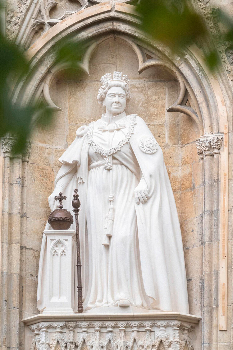Статуя королевы Елизаветы II была размещена на фасаде Йоркского собора в графстве Йоркшир 9 ноября 2022 года в Йорке, Англия