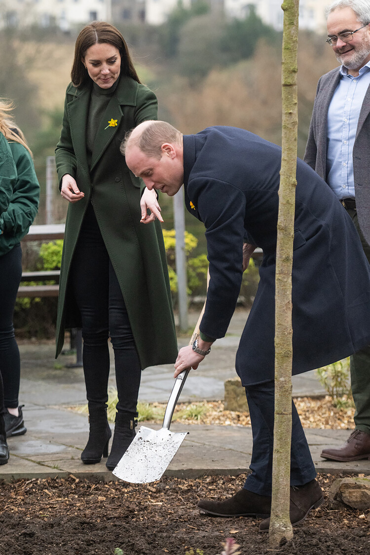 Принц Уильям и Кейт Миддлтон сажают дерево во время посещения Центра наследия Блэнавона в Блэнавоне, Уэльс
