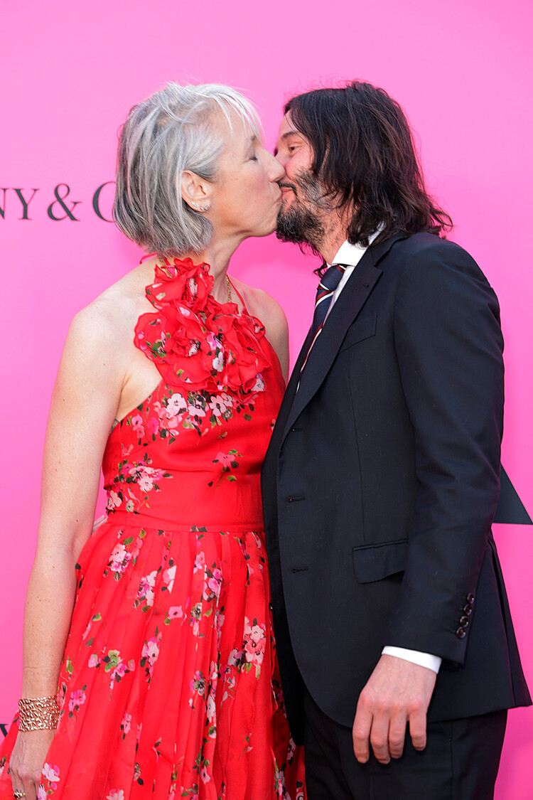 Киану Ривз и Александра Грант горячо поцеловались на красной дорожке MOCA Gala 2023