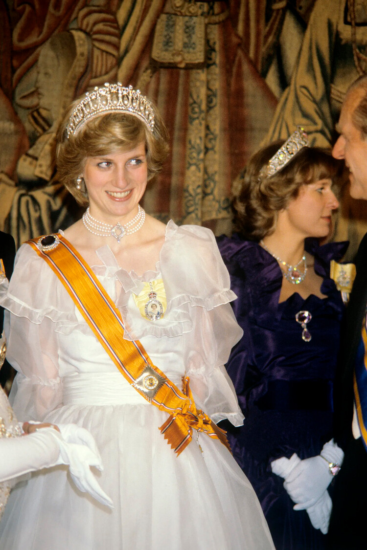 Принцесса Уэльская на банкете для британской королевской семьи, устроенном королевой Беатрикс и принцем Нидерландов Клаусом во дворце Хэмптон-Корт