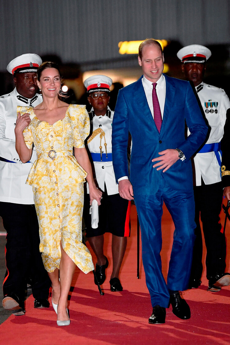 Кэтрин, герцогиня Кембриджская в платье от Alessandra Rich во время совместного королевского тура с принцем Уильямом по странам Карибского бассейна приуроченного празднованию Платинного юбилея королевы Елизаветы II, 26 марта 2022 года в Нассау, Багамы