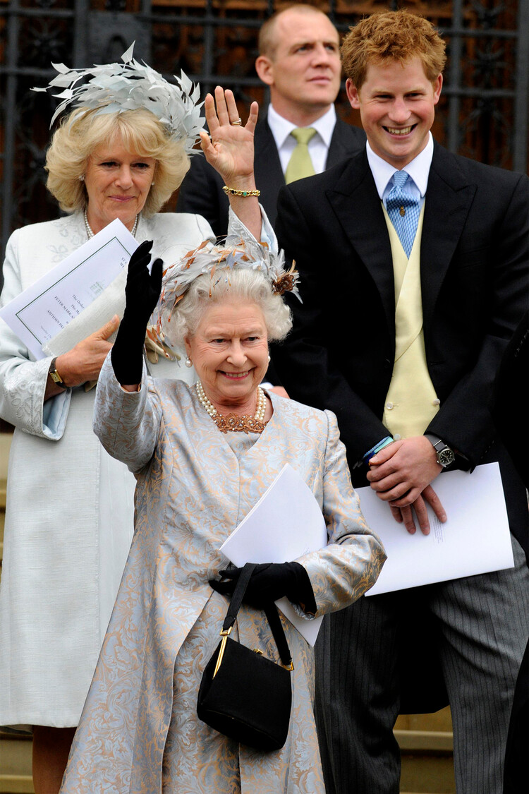 Королева Елизавета II и принц Гарри с Камиллой Паркер-Боулз покидают часовню Святого Георгия в Виндзоре 17 мая 2008 года после брачной церемонии Питера Филлипса и Отем Келли
