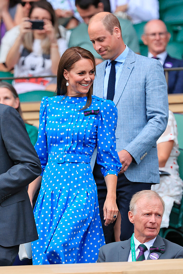 Кэтрин, герцогиня Кембриджская вместе с принцем Уильямом, герцогом Кембриджским, прибывают в королевскую ложу стадиона Уимблдон на 9-й день Уимблдонского теннисного чемпионата во Всеанглийском клубе лаун-тенниса и крокета 5 июля 2022 года в Лондоне, Англия