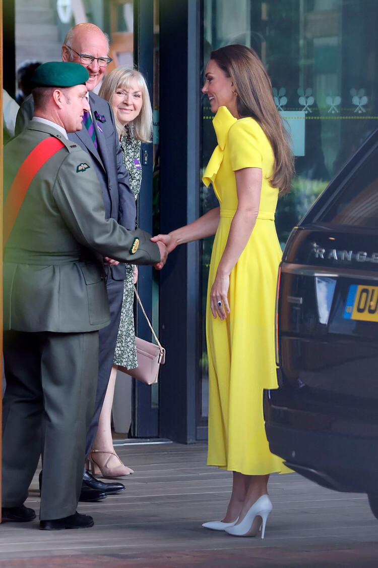 Кэтрин, герцогиня Кембриджская во время неофициальной встречи на выходе из стадиона Уимблдон 9 июля 2022 года в Лондоне, Англия