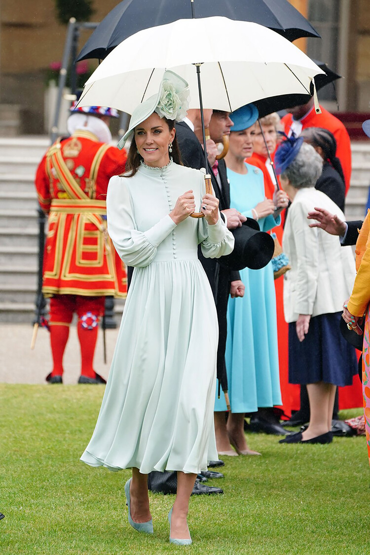 Кэтрин, герцогиня Кембриджская в мятно-зелёном платье в образе Мэри Поппинс посещает летнею вечеринку в Королевском саду в Букингемском дворце в Лондон, 25 мая 2022 года