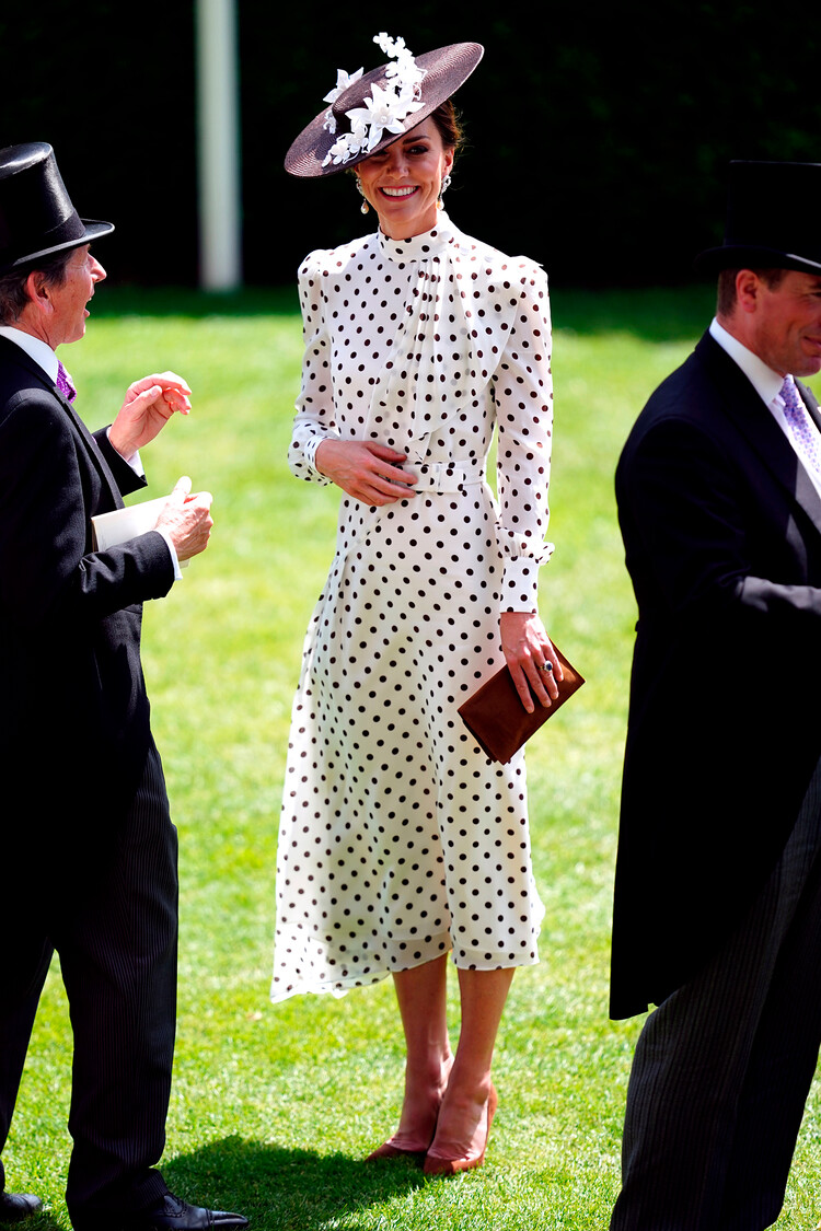 Кэтрин, герцогиня Кембриджская, на параде во время королевских скачек Royal Ascot 2022 на ипподроме Ascot Racecourse 17 июня 2022 года в Аскоте, Англия&nbsp;
