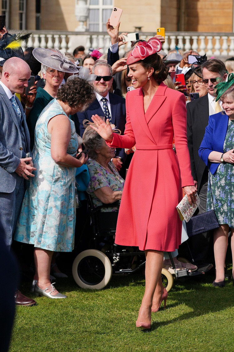 Кэтрин, герцогиня Кембриджская, общается с публикой во время летней вечеринки в Королевском саду Букингемского дворца в Лондоне 18 мая 2022 года