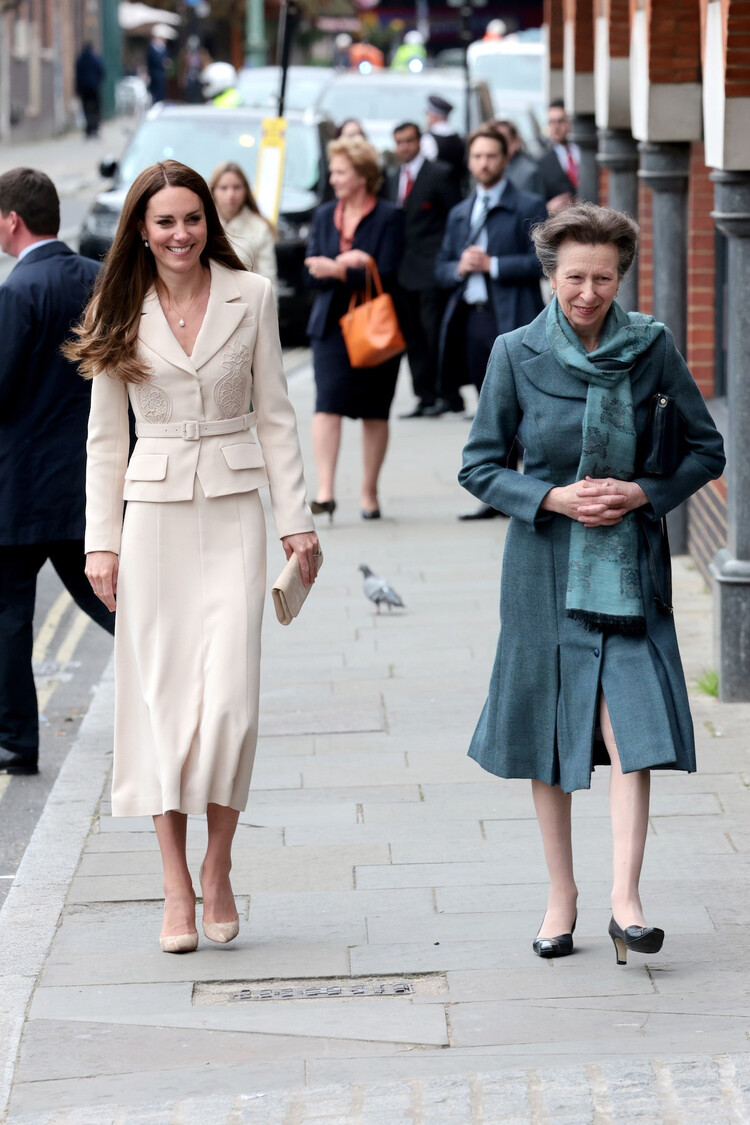 Принцесса Анна и герцогиня Кембриджская посетили организации по охране здоровья матерей, 2022
