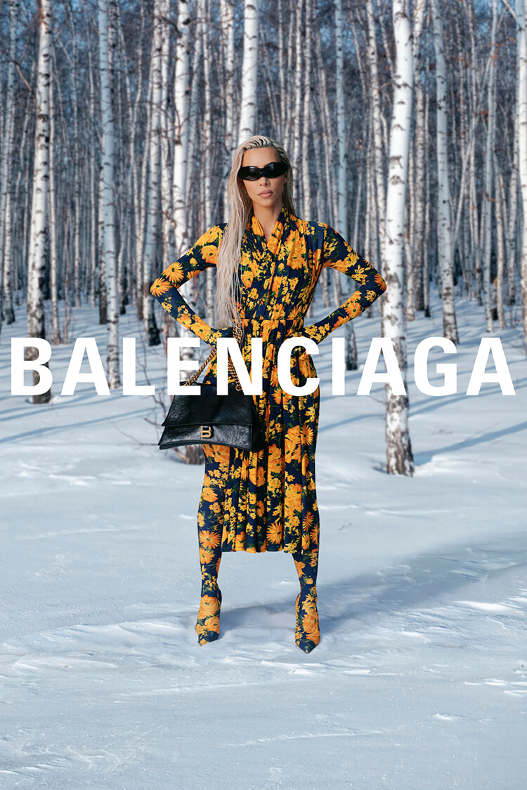 Ким Кардашьян в Balenciaga предстала на фоне сугробов и берёз