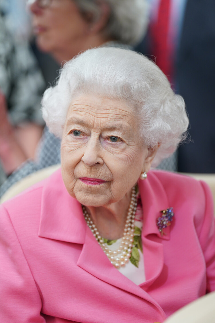 Елизавета II в ярко-розовом платье-пальто посетила выставку цветов в Челси на экологически чистом гольф-каре 