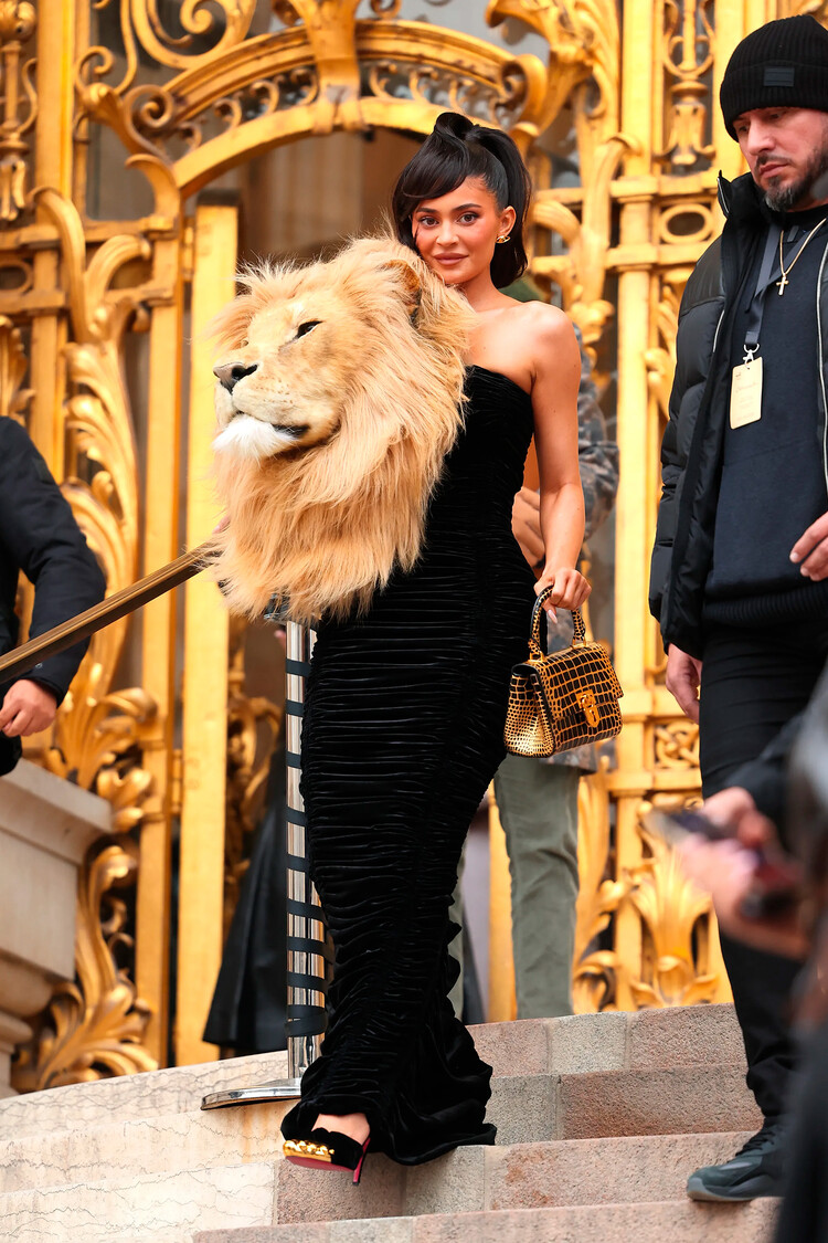 Кайли Дженнер появилась в дерзком платье с головой льва на Неделе моды в Париже