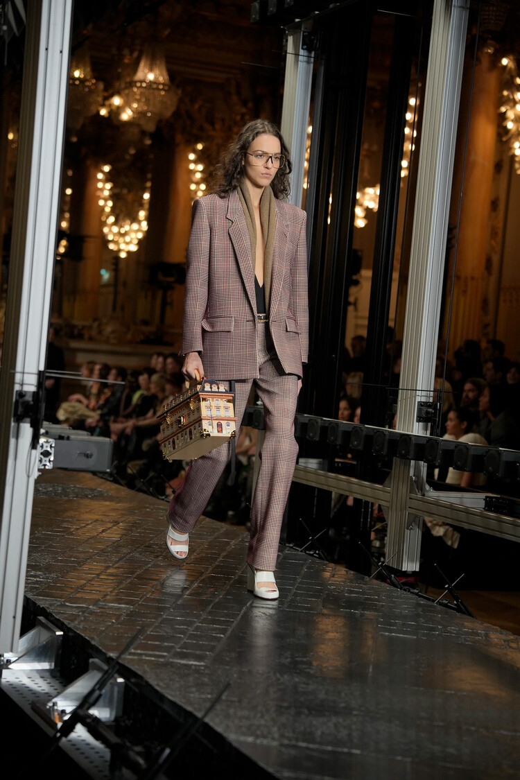 5 моментов, которые нужно знать о типичном французском показе Louis Vuitton сезона осень-зима 2023