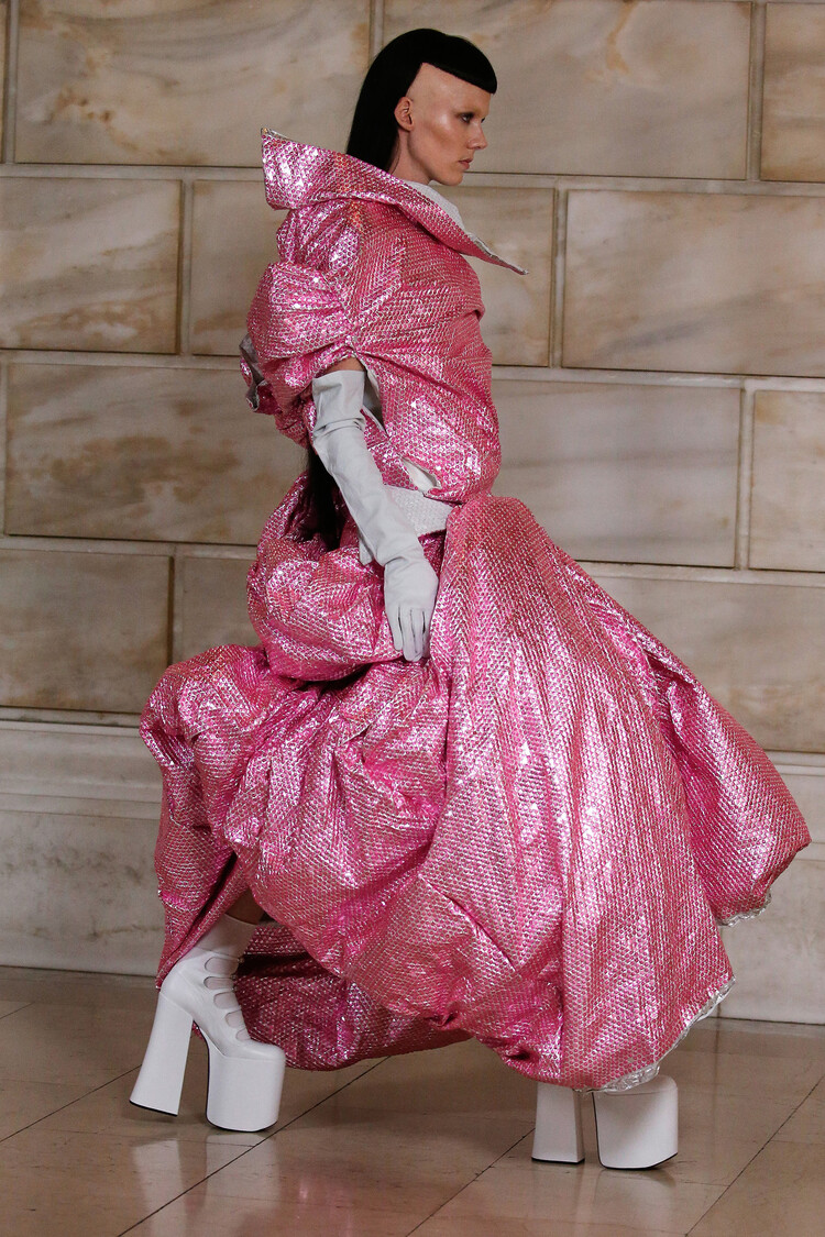 Marc Jacobs представил платья, идеально подходящие для панк-принцессы