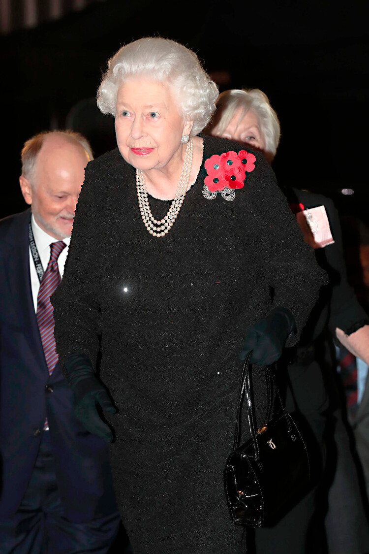 Королева Елизавета II надела одно из своих культовых жемчужных ожерелий из трёх нитей на ежегодную церемонию памяти Королевского британского легиона в Королевском Альберт-холле 9 ноября 2019 года в Лондоне, Англия